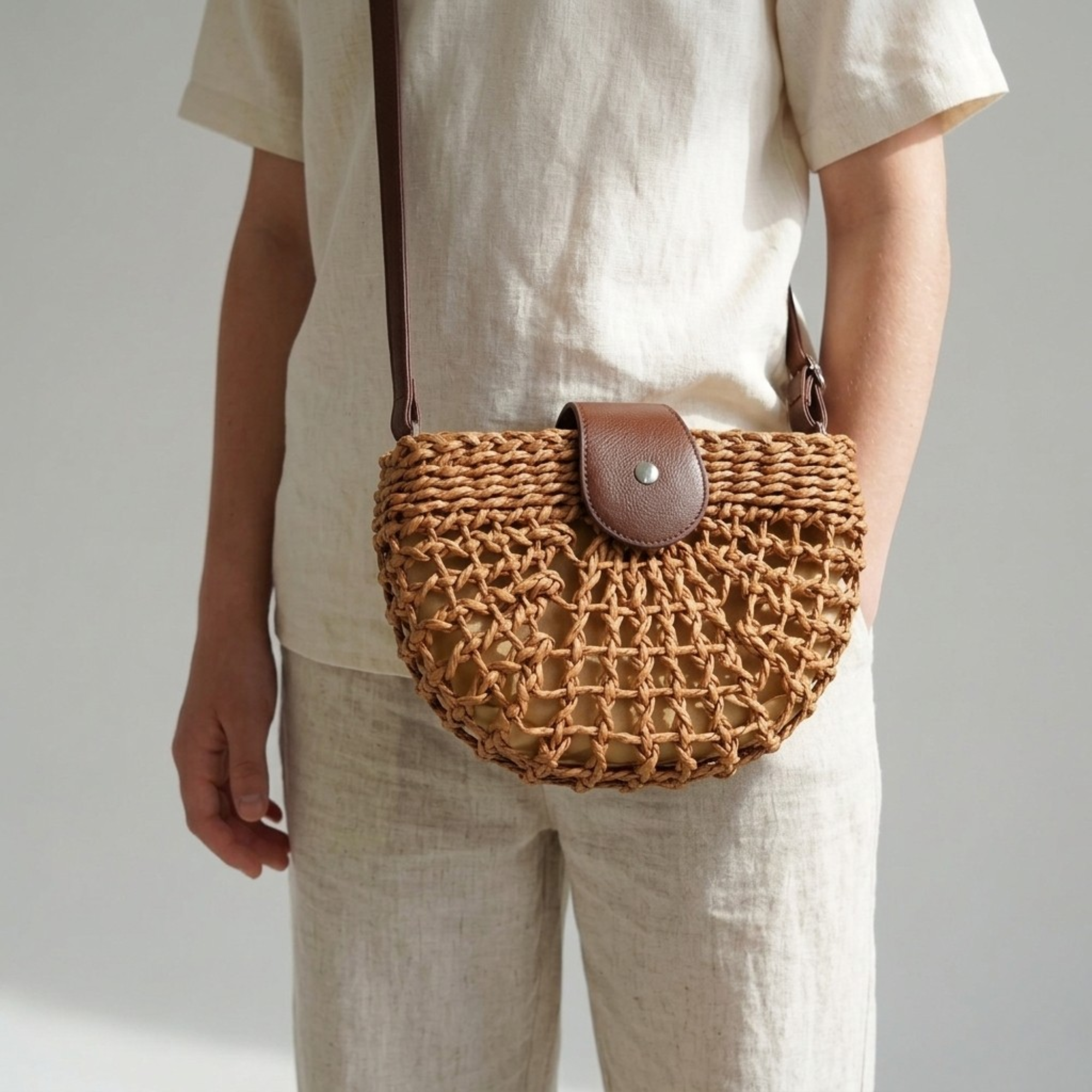 Bolso de Playa Bandolera Semicircular de Rafia y Paja Boho